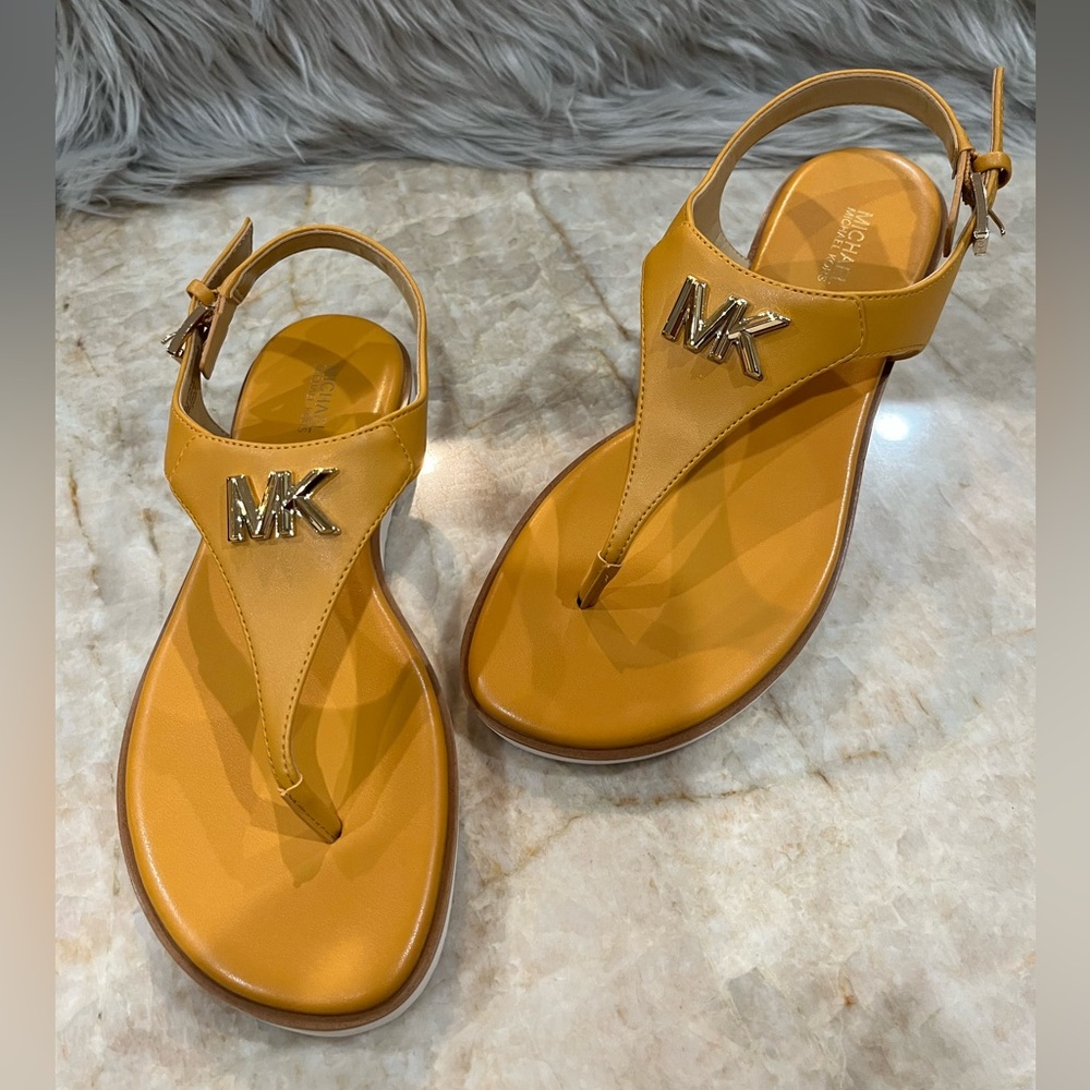 Michael Michael Kors women’s Leather Thong Sandals. Mustard. 7.5.New